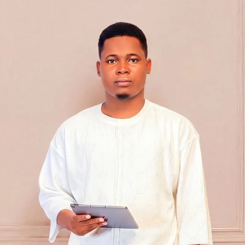 GOUDI E-COM, le formateur, tenant une tablette.